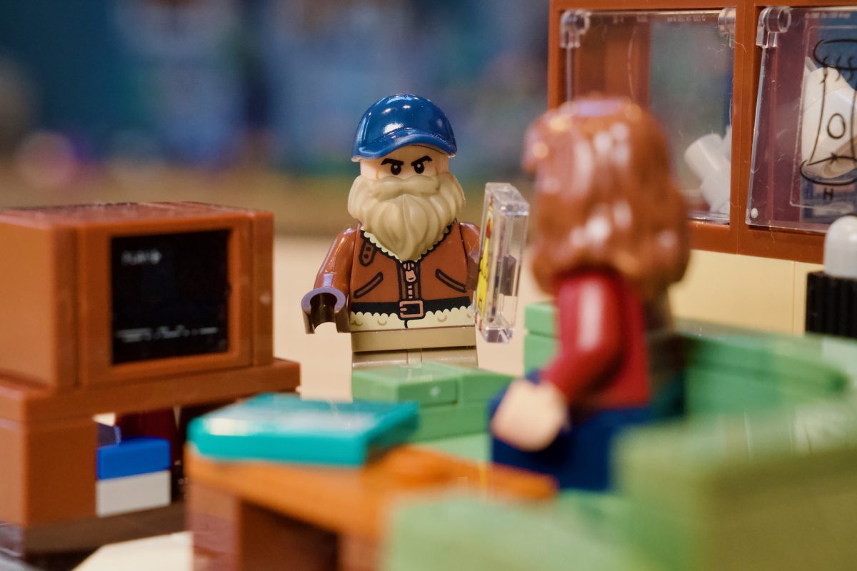 LEGO Stranger Things 40891 WSQK The Squawk Radio Station review 7 1200x800