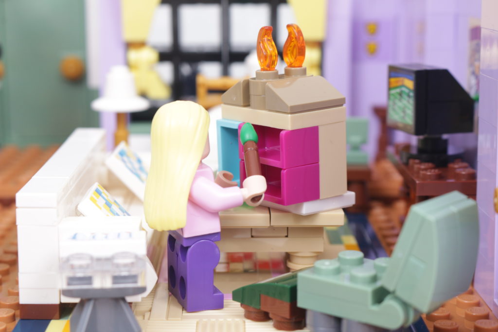 LEGO Creator Expert 10292 Friends Apartments review 61