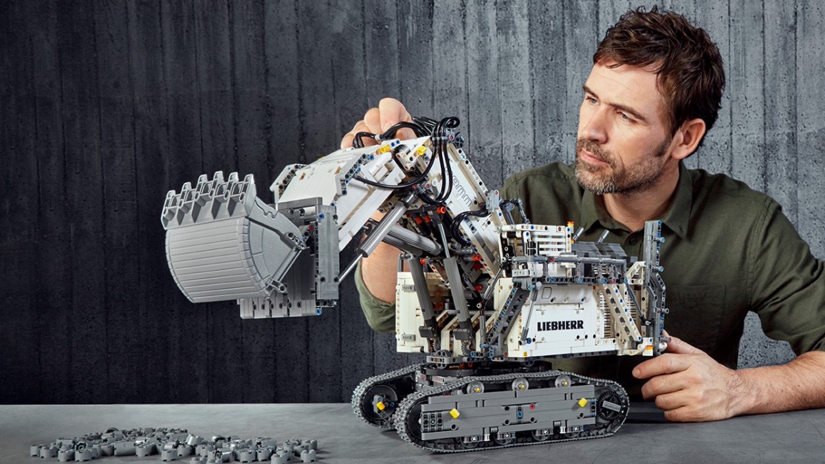 Four reasons to buy LEGO Technic 42100 Liebherr R 9800 Excavator before it retires