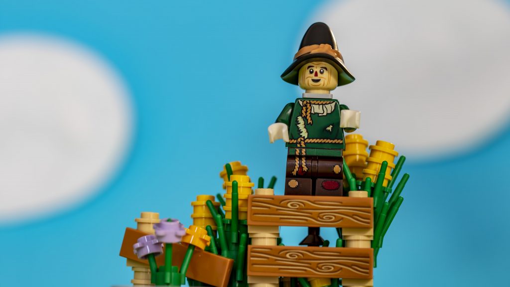 The LEGO Movie 2 Collectible Minifigures vignettes: The Wizard of Oz – Scarecrow