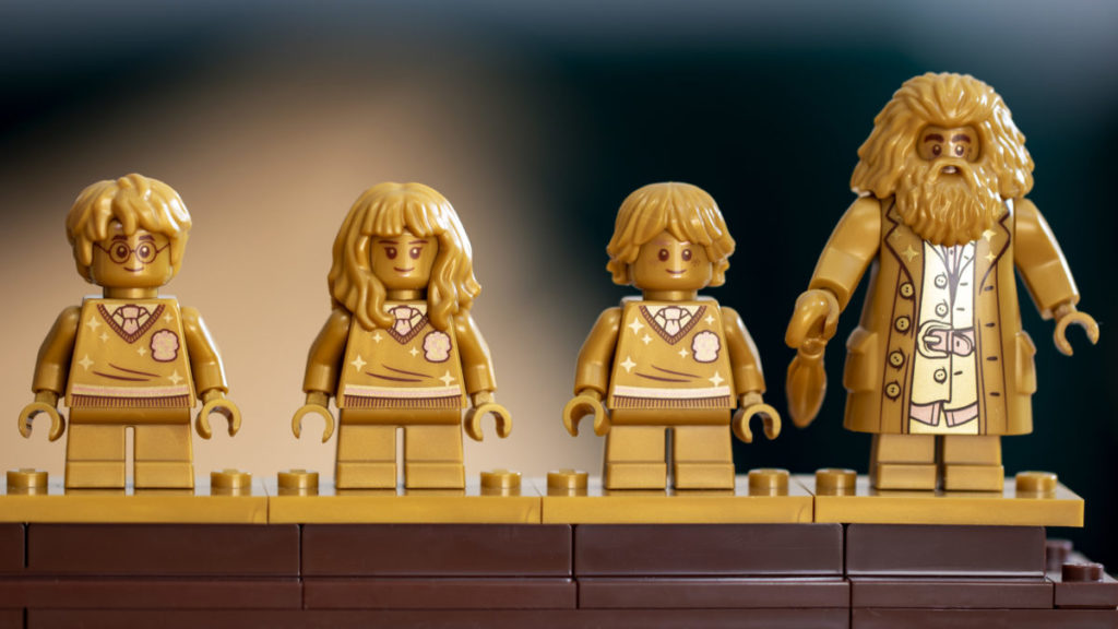 LEGO Harry Potter 76391 Hogwarts Icons Collectors Edition minifigure display 7 1024x576