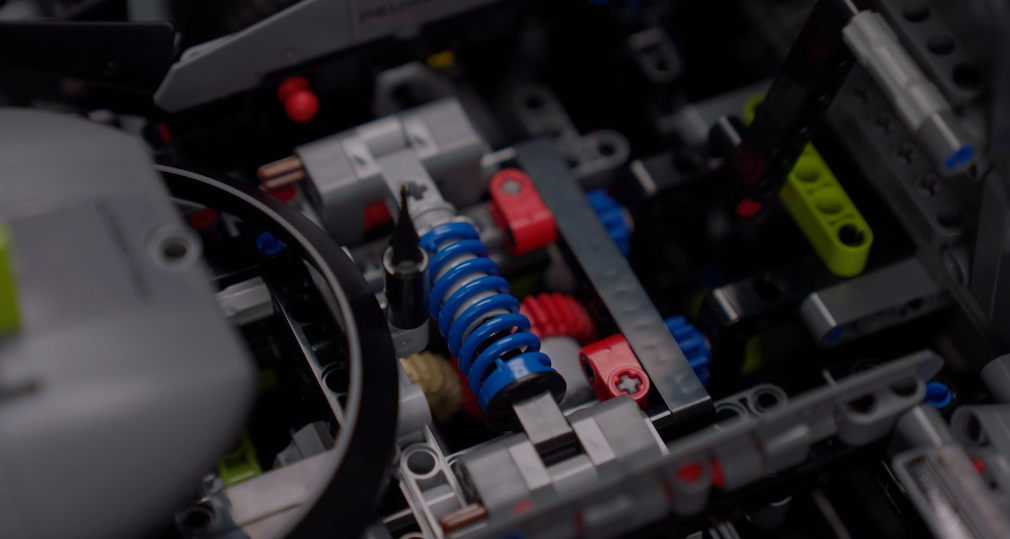LEGO Technic 42156 PEUGEOT 9X8 24H Le Mans Hybrid Hypercar mechanism 1