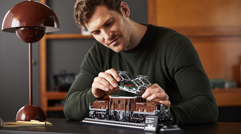 LEGO 10277 Crocodile Locomotive featured 2