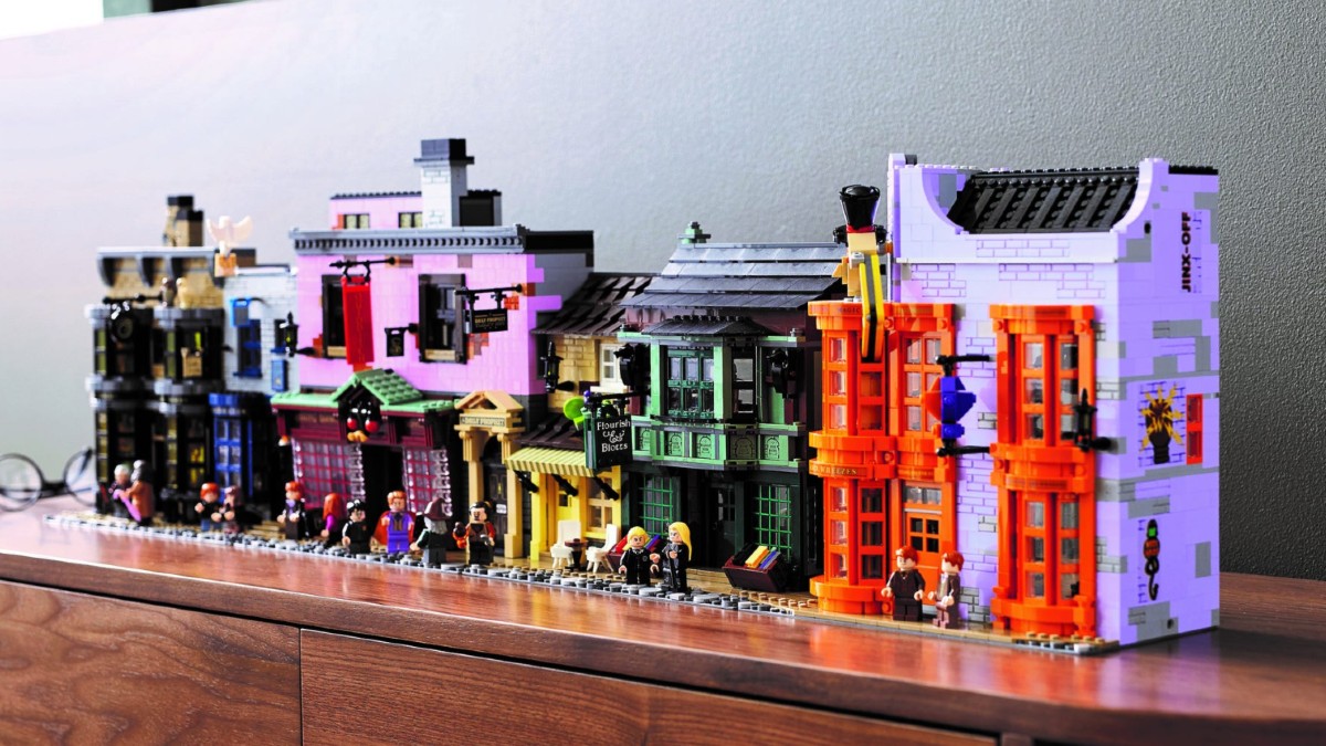A LEGO Harry Potter 75978 Diagon Alley minifigure will be more available in 2022