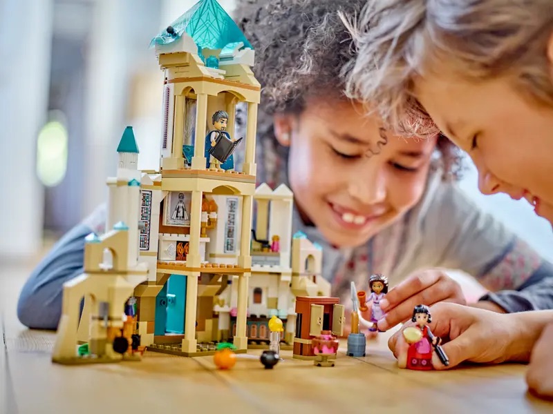 LEGO Disney 43224 King Magnificos Castle Lifestyle 2