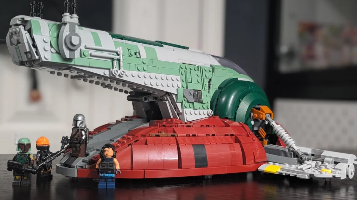 The circle is complete: here’s LEGO Star Wars UCS Jango Fett’s Slave I in Boba Fett’s colours