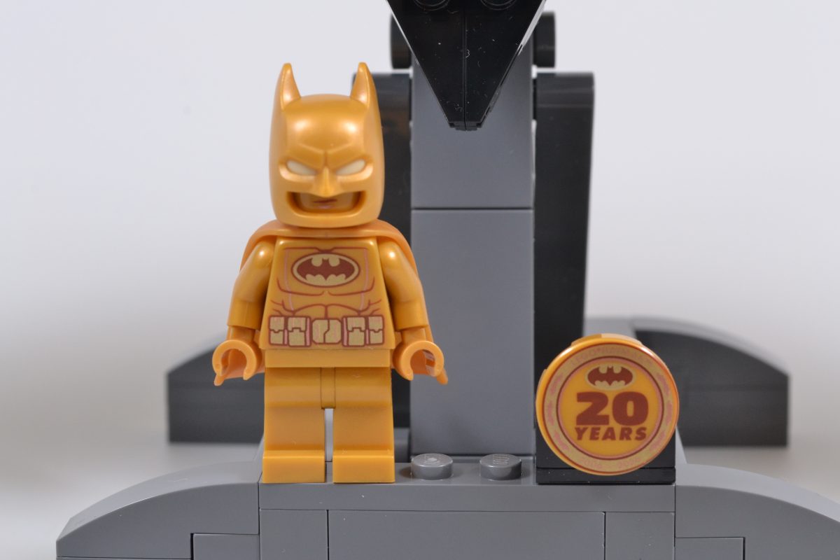 LEGO Batman 76330 Batman Logo 8 1200x800
