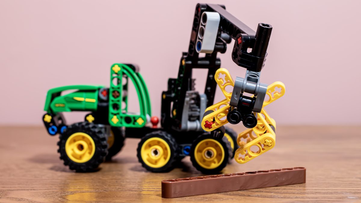 LEGO Technic 42218 John Deere 1470H Wheeled Harvester 7 1200x675