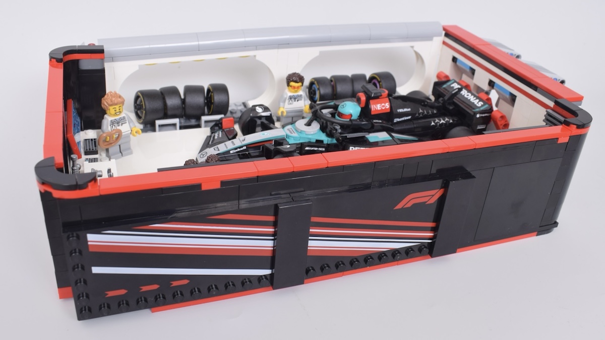 How to adapt LEGO City's Formula 1 Garage for Speed Champions cars