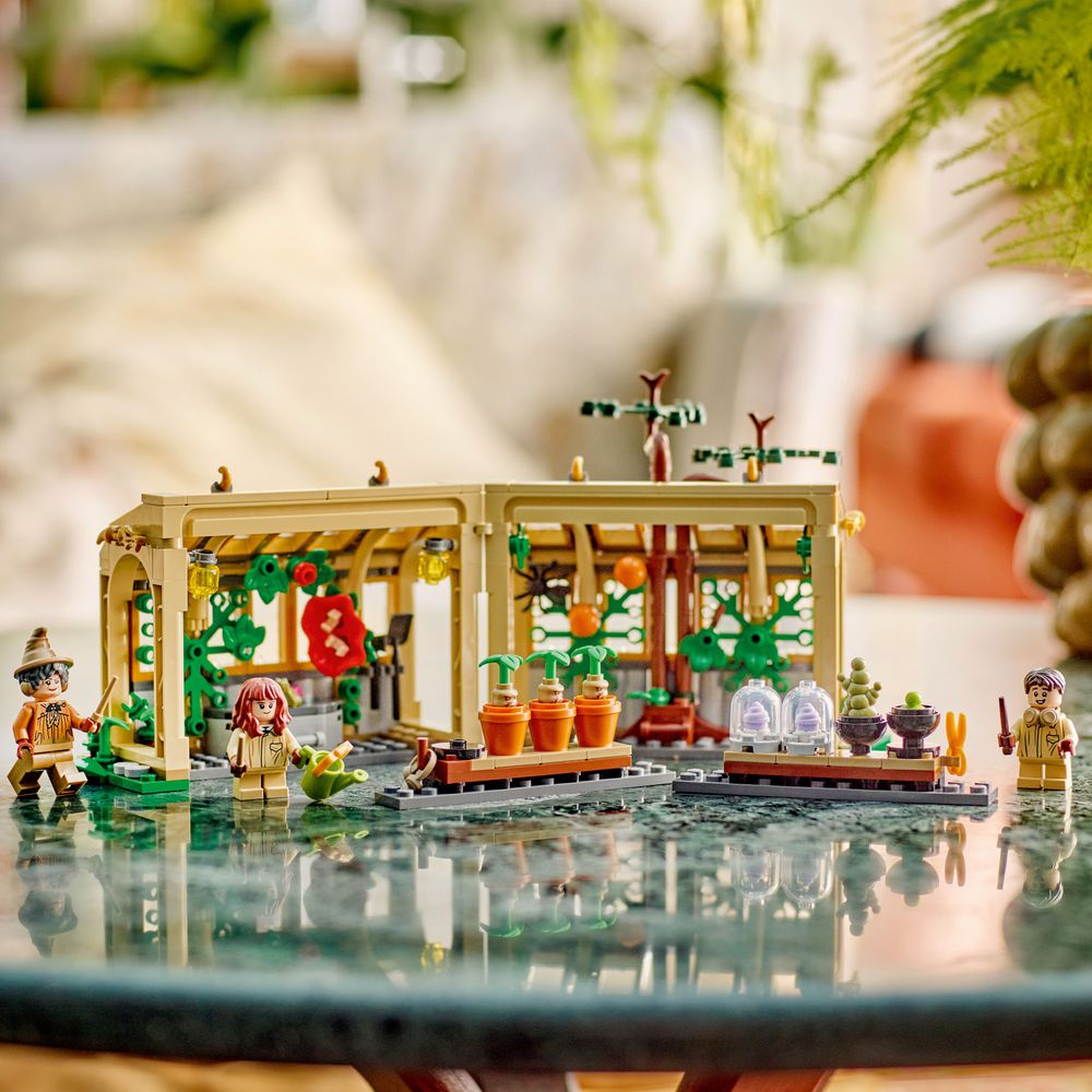 LEGO Harry Potter Hogwarts Castle Herbology Class 8