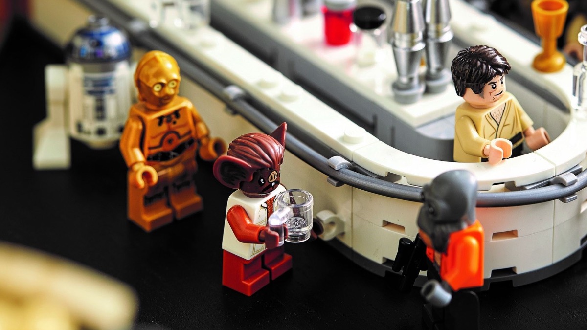 New LEGO Star Wars Summer Vacation clip visits Mos Eisley