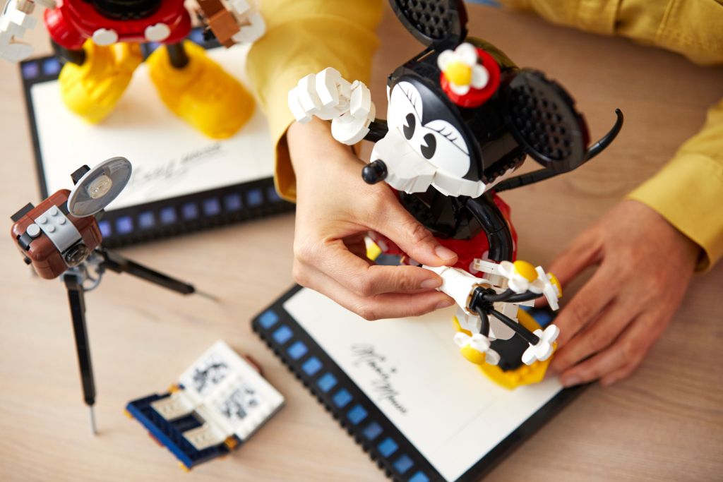 LEGO Disney 43179 Mickey Mouse and Minnie Mouse Buildable Characters 36
