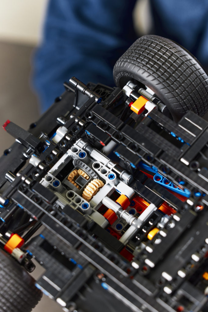LEGO Technic 42141 McLaren Formula 1 Race Car 8