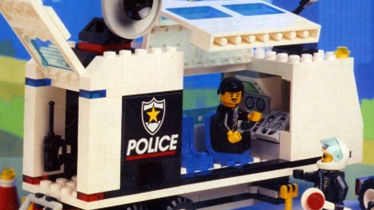 There's something wrong with this LEGO CITY criminal minifigure